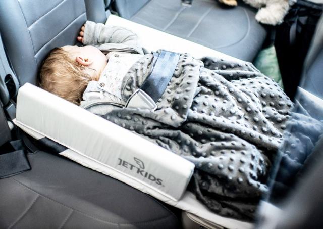 baby-slapen-vliegtuig