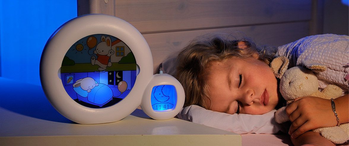kind komt uit bed